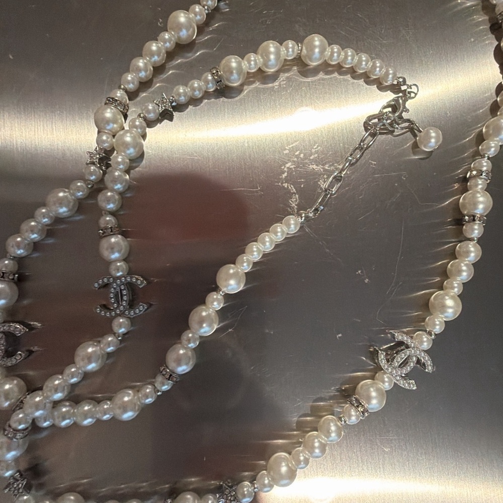 Elegant Pearl Necklace with Silver Accents